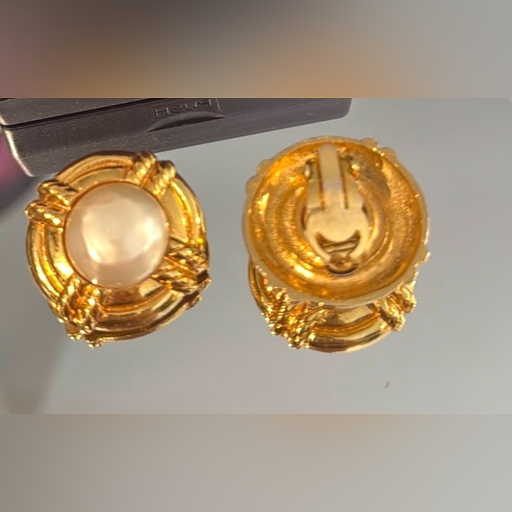 Vintage CHANEL 24K Gold Plated Faux Pearl Earrings Circa 1980’s - Picture 5 of 10